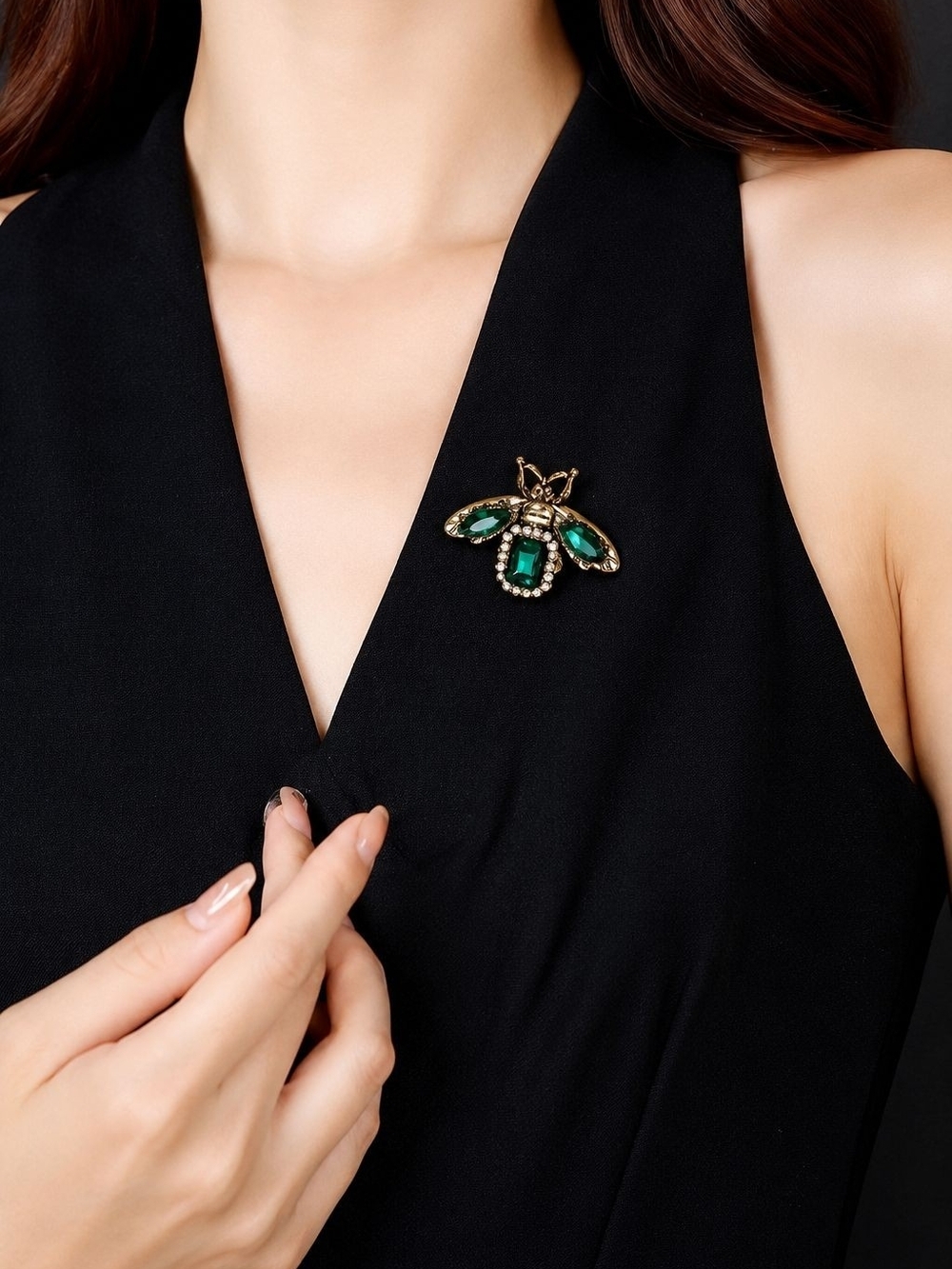 Gold Bee Brooch with Emerald Green Stones - Picture 7 of 8